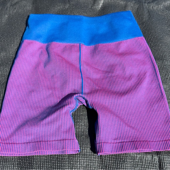 Fabletics High-Waisted Seamless Rib Short - Picture 3 of 4